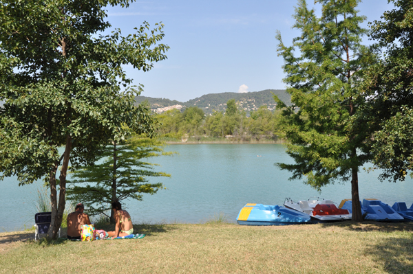 artificial bathing lakes: Buissonnades in Oraison