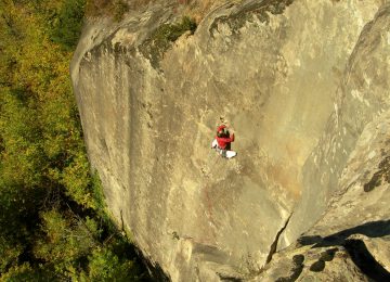 Climbing in Grès d'Annot ©Lionel