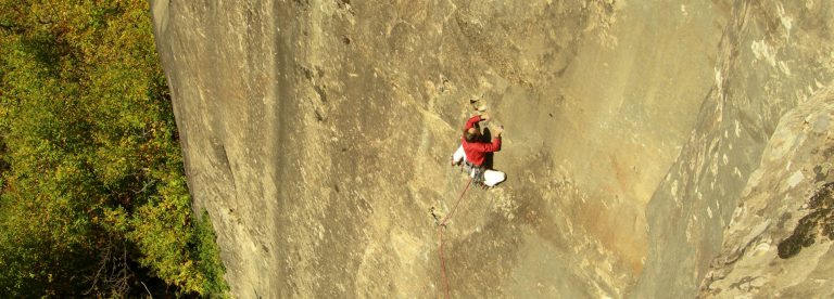 Climbing in Grès d'Annot ©Lionel