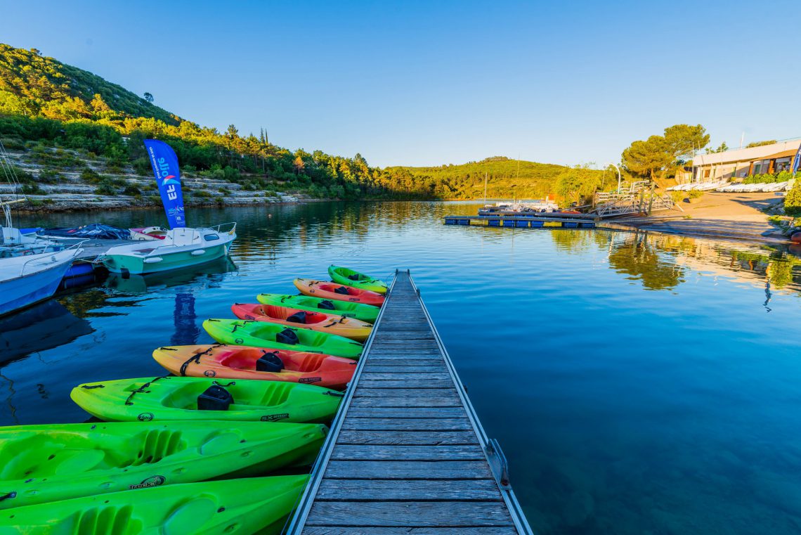 Water sports on the lakes: Lake of Esparron-de-Verdon ©T. Verneuil