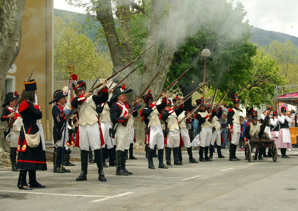 a battalion in 1st Empire costume: the Bravade in Annot