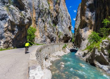 Cycle-touring loops in Clues de Barles