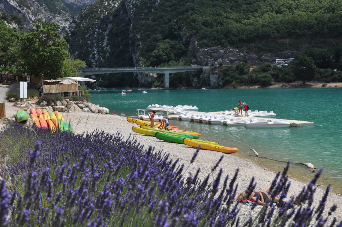 Water sports on the lakes: Lake of Sainte-Croix-du-Verdon