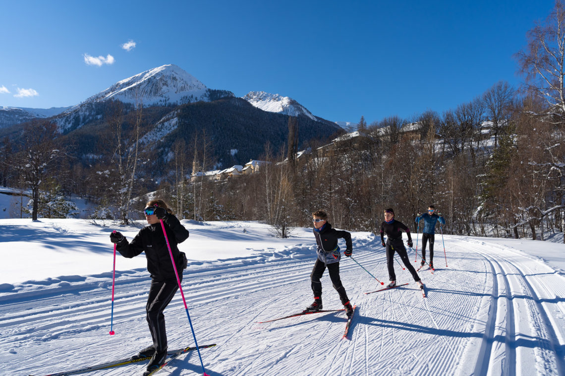 https://www.tourism-alps-provence.com/wp-content/uploads/2019/02/ski-fond-ubaye-Van-Rijn-1140x760.jpg